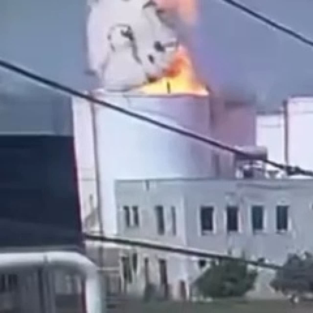 Korkunç görüntü! Akaryakıt tankındaki patlamada 20 metreden düştü!