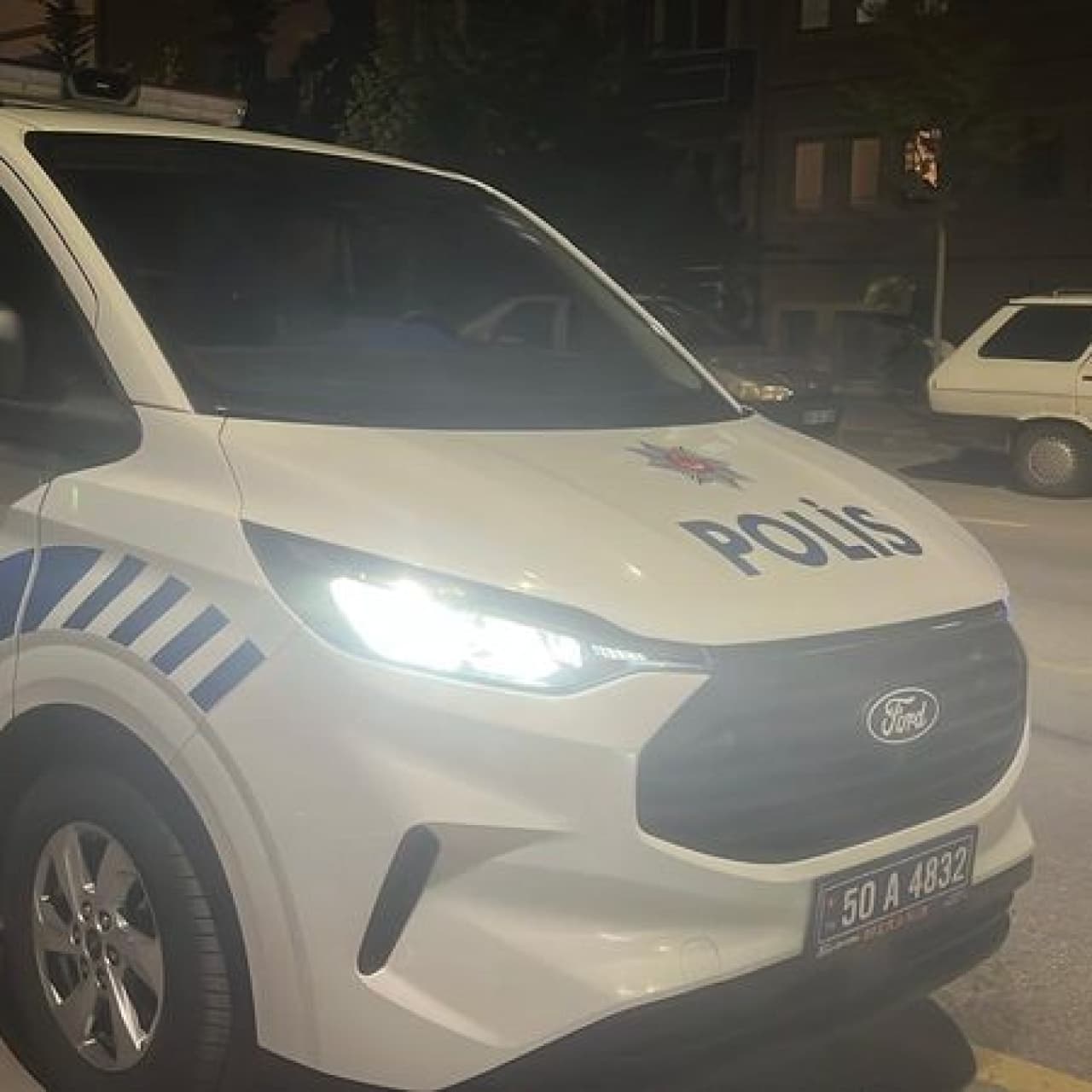 Öğrenci yarı çıplak camdan atladı