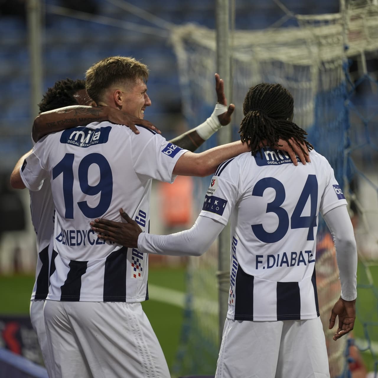 G.Saray'ı mağlup eden Kasımpaşa ligde kaldı!