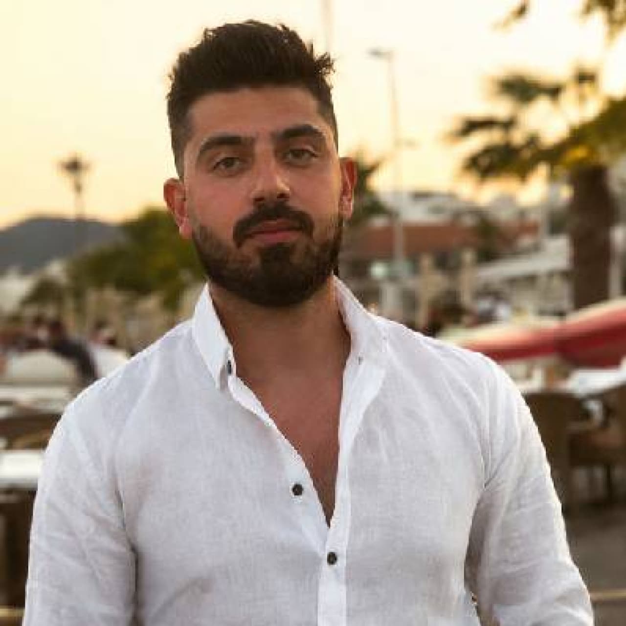 Yürürken başına cam düştü, tam 7 dikiş