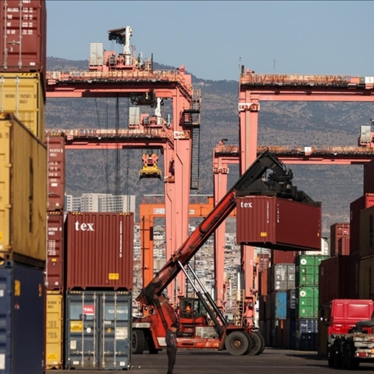 Nisanda dış ticaret açığı düştü
