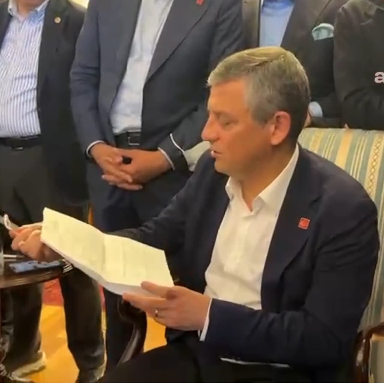 Özel, tahliye tebligatını yırttı