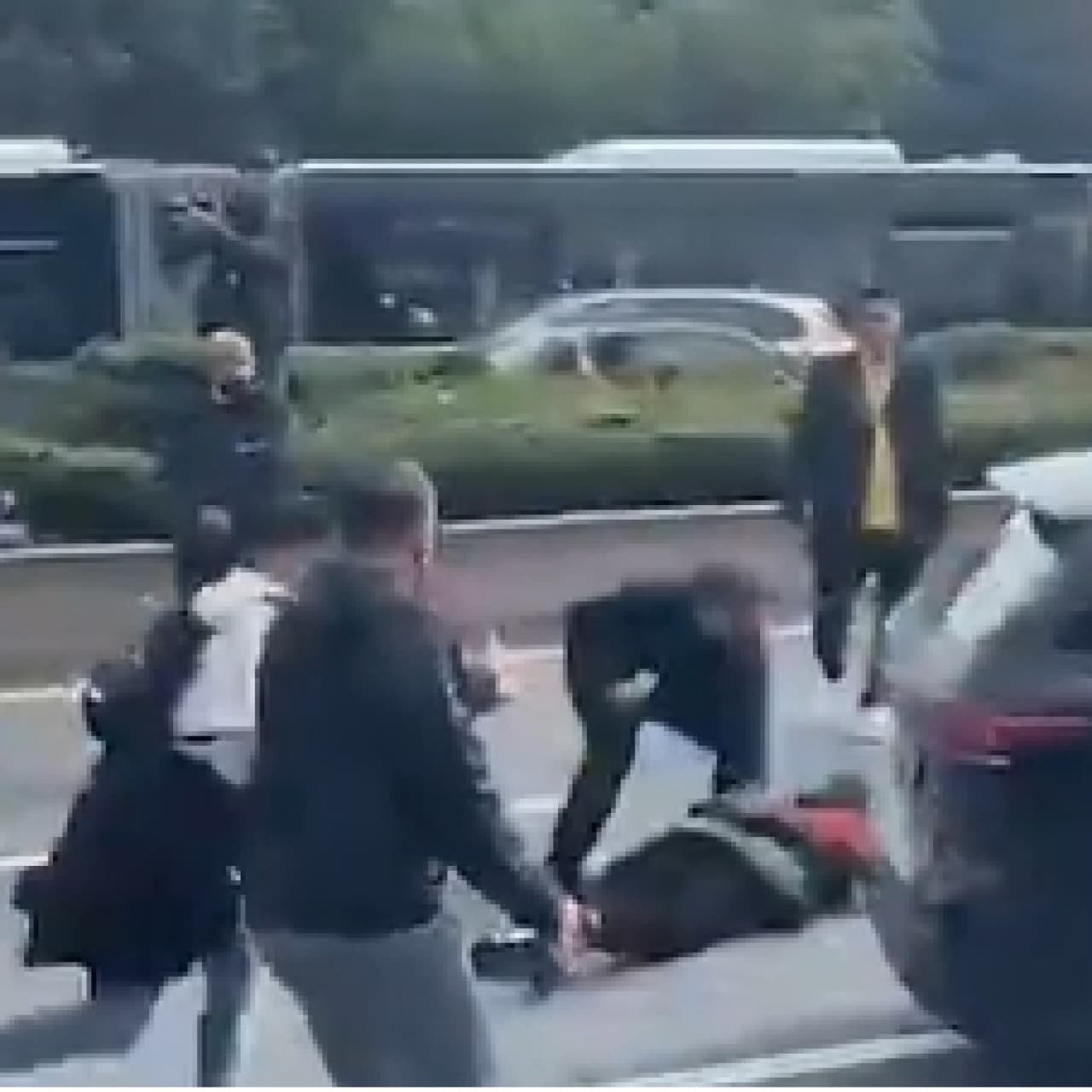 Otomobil kalabalığın arasına daldı