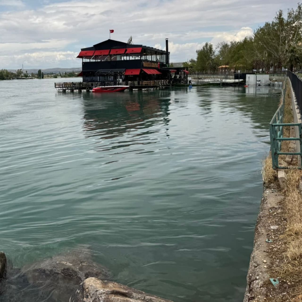 Fırat'ta su seviyesi 6 metre yükseldi!