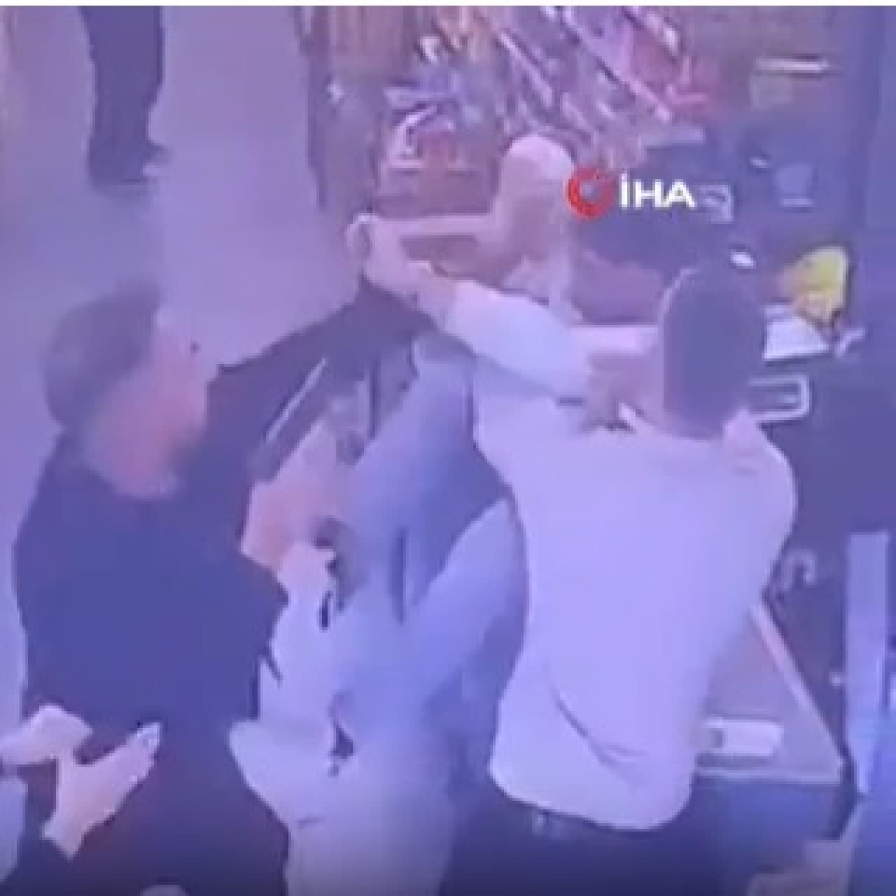 Market çalışanı bıçak, müşterinin eşi ise silah çekti