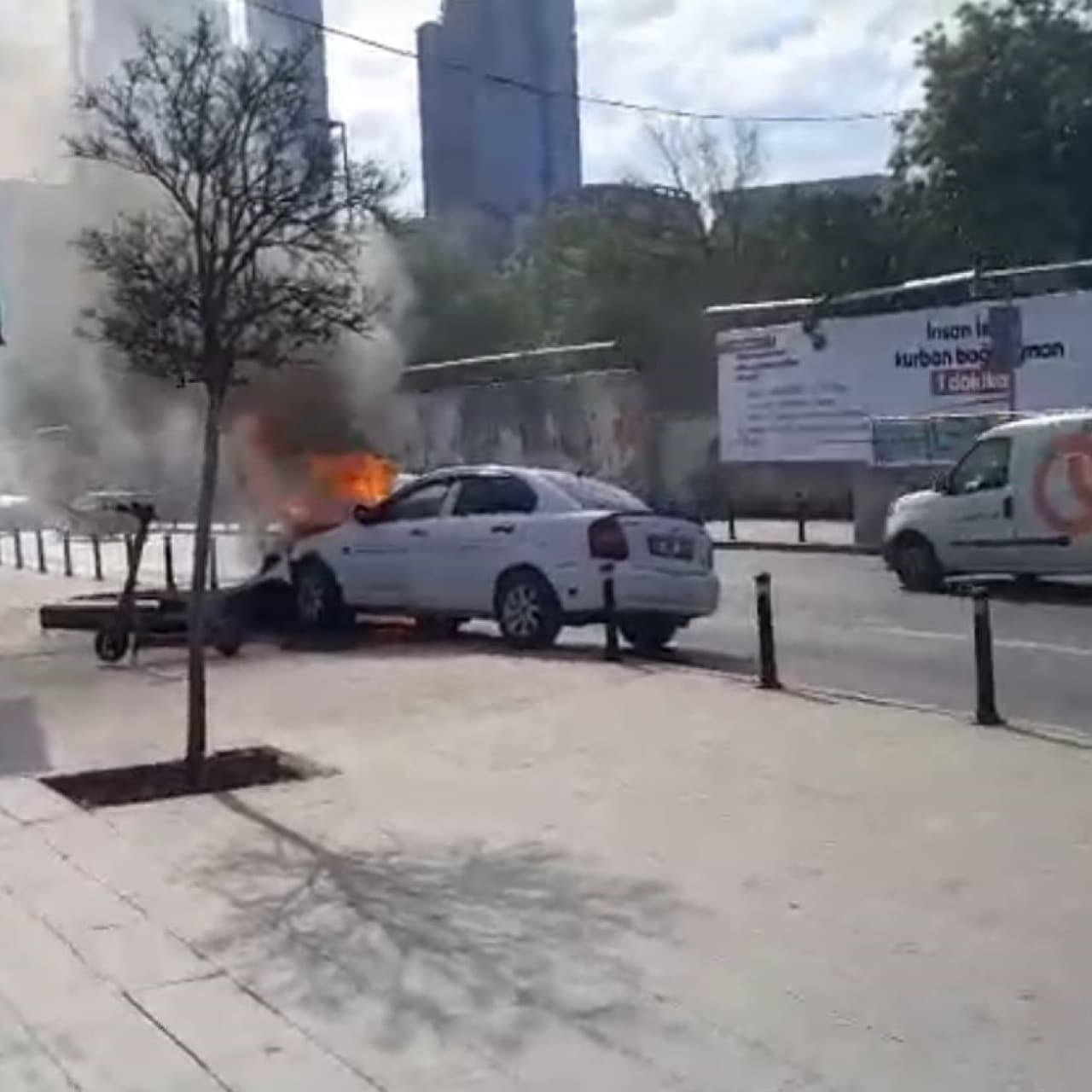 Benzin sızdı! Kaza yaptı, yandı!