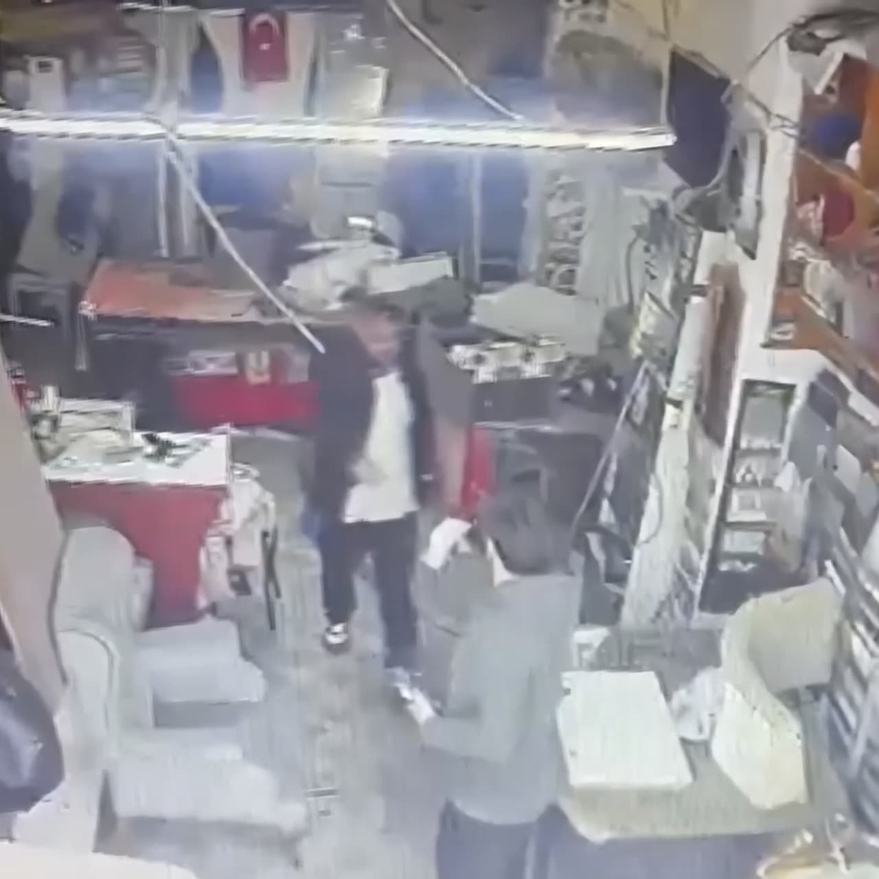 Yemek borcu istenince tehdit etti!