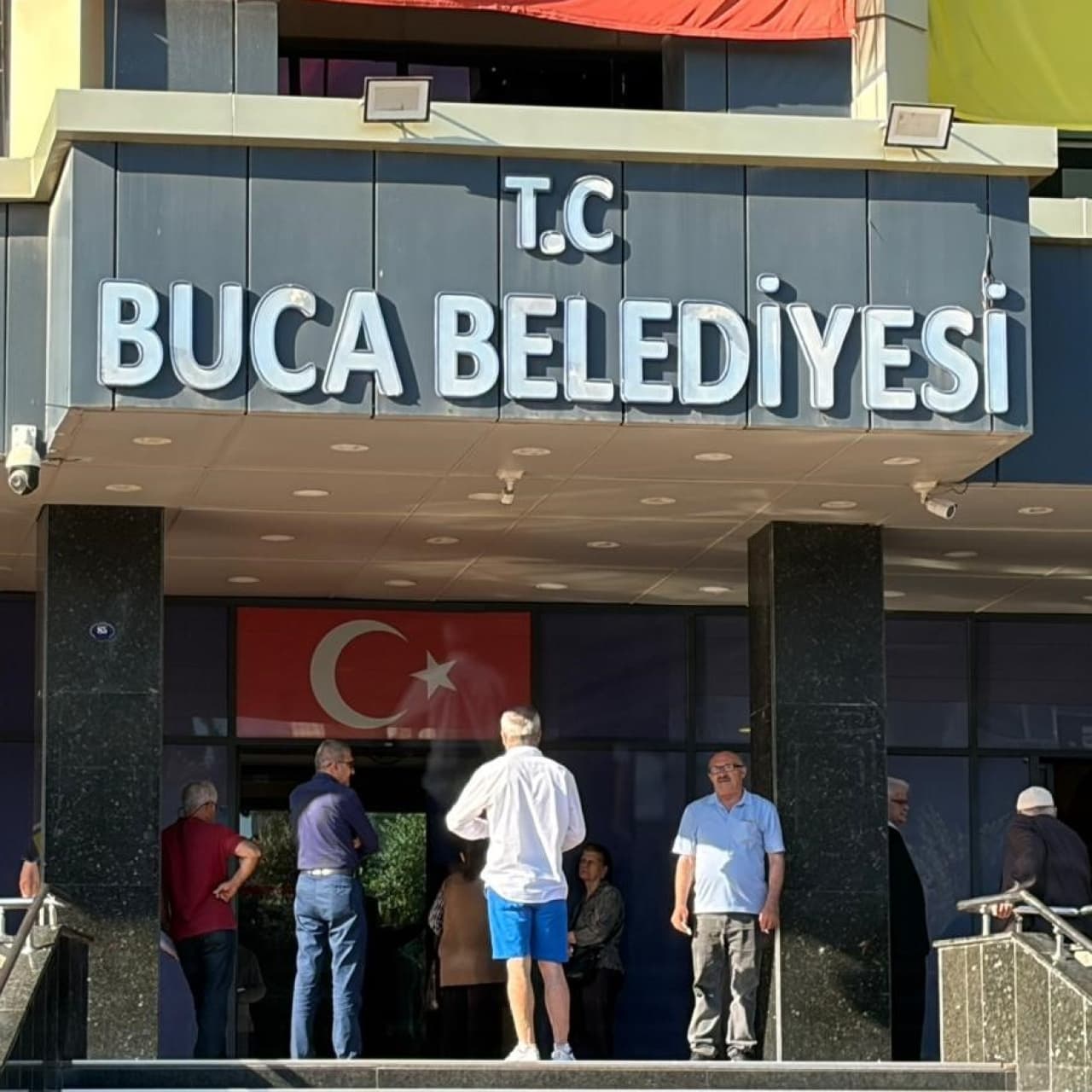 13 yarış atlı belediye memuru