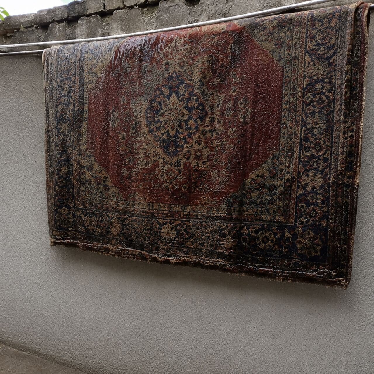 Islak halı şüphe çekti! Kadın katili yakalatan ayrıntı!