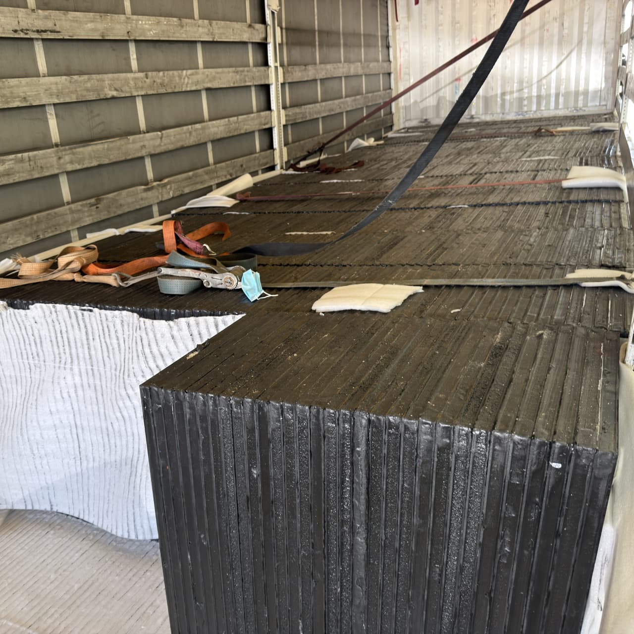 Camlardan 1,4 ton uyuşturucu çıktı