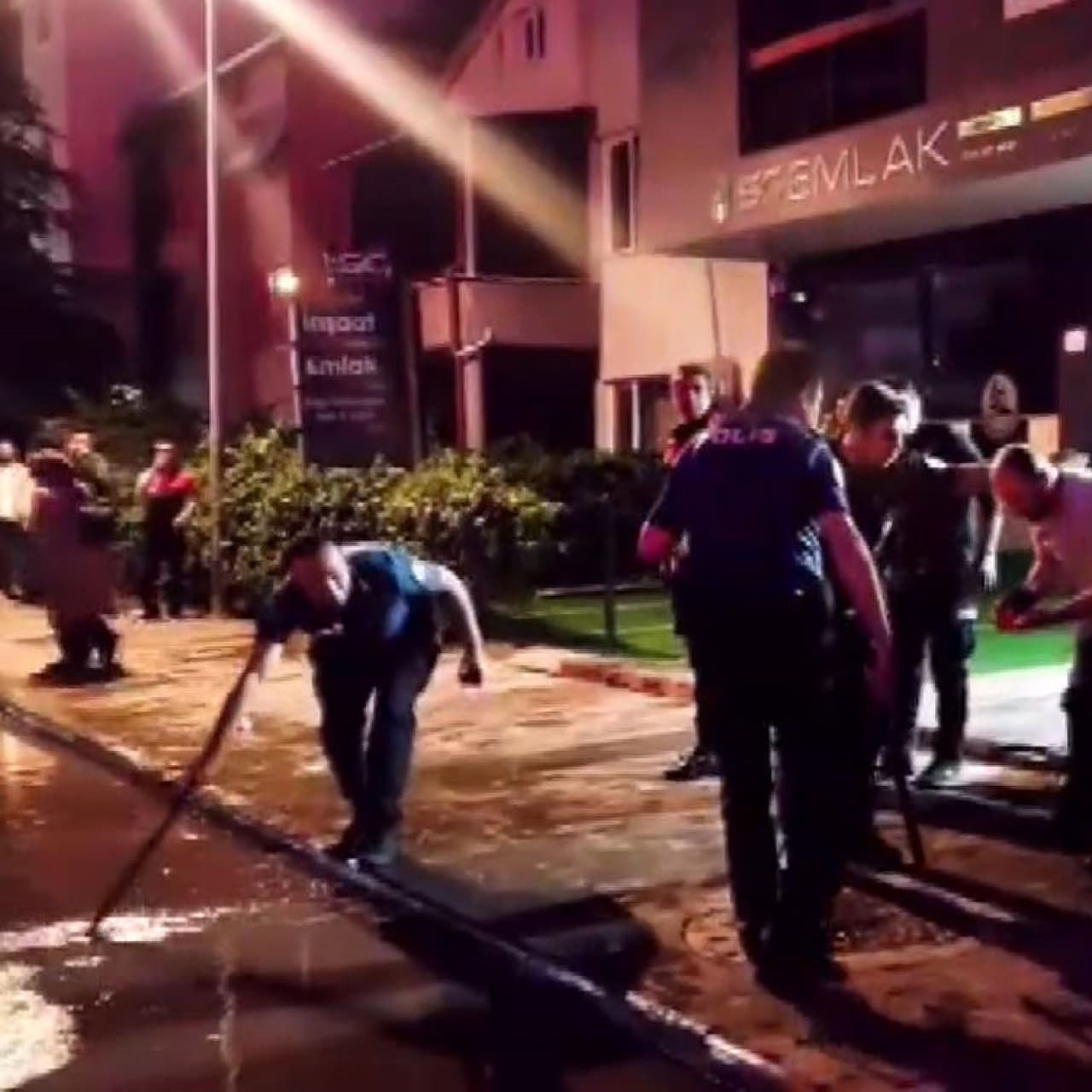 Öfkeli baba, kızını rahatsız eden gencin kulağını kesti