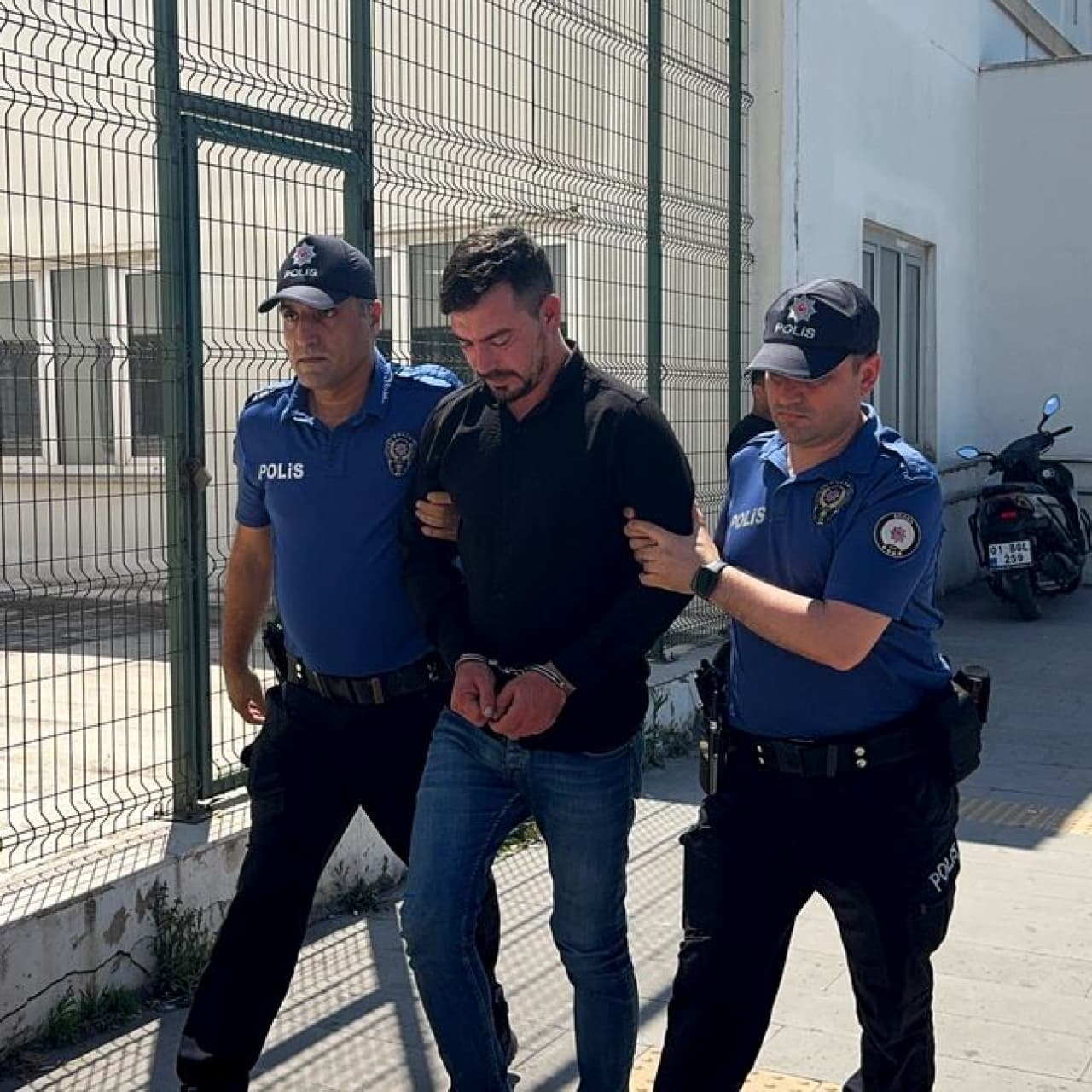 Bar çalışanı kadınla mekandan çıkmak isteyen uzman çavuş 2 kişiyi vurdu!