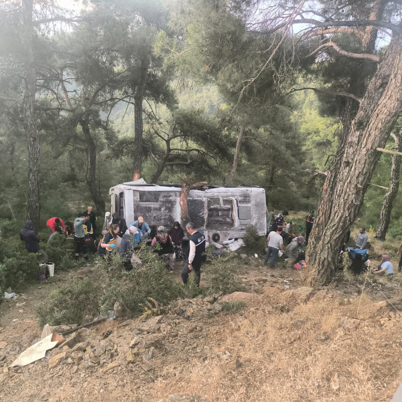 Servis şarampole devrildi: 22 yaralı