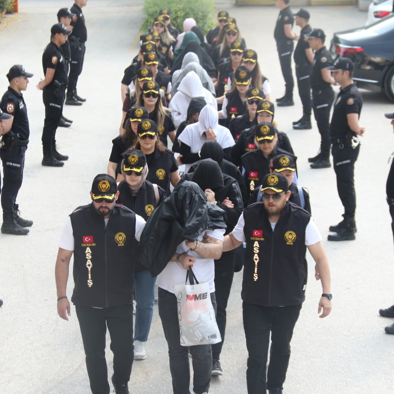 Fuhuş operasyonu: 26 kadın kurtarıldı