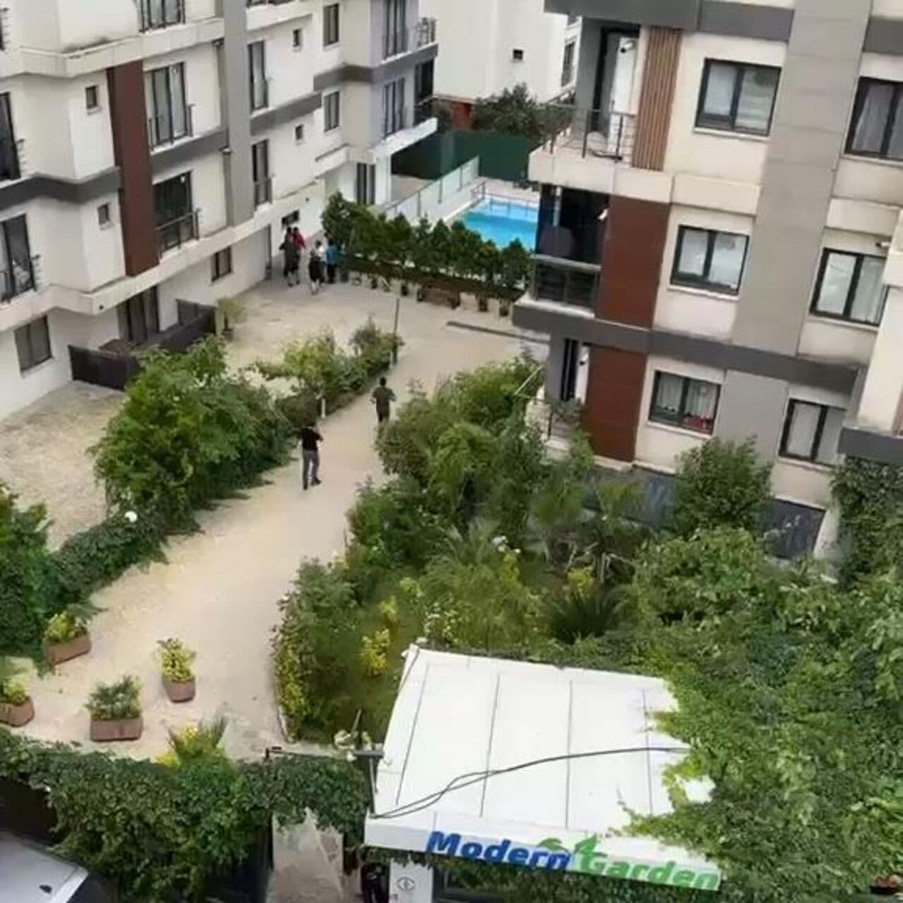 Yeni boşanmışlardı, bahçede cesetleri bulundu