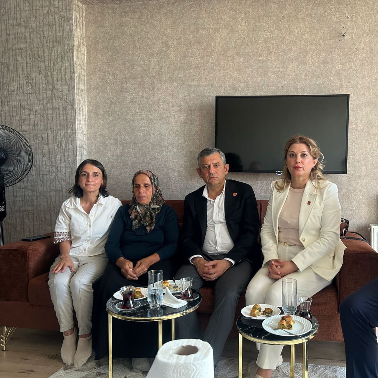 Özgür Özel, Gülistan Doku’nun ailesini ziyaret etti

