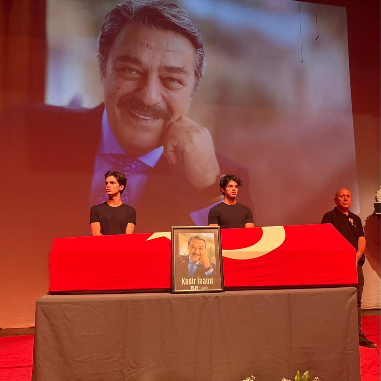 Kadir İnanır son yolculuğuna uğurlanıyor
