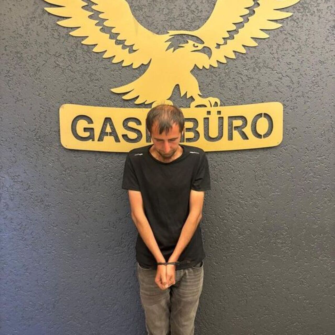 Aracına zorla bindi, bıçakla tehdit edip gasp etti