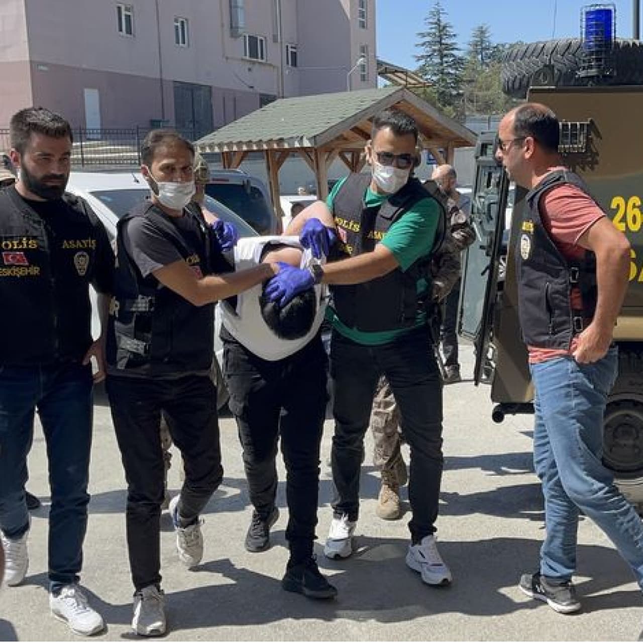 Hücum yeleği giyip dehşet saçmıştı! Cezaevinde intihar etti
