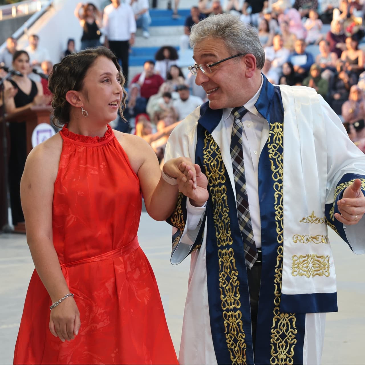 Annesinin gözleriyle üniversiteden mezun oldu