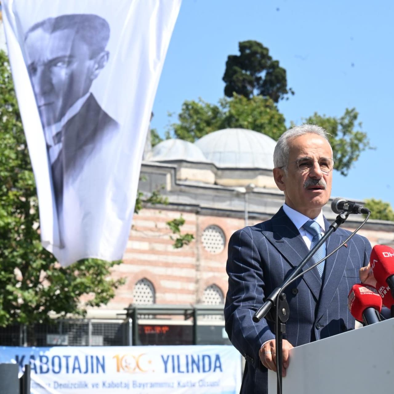“Bu yıl kabotaj hatlarında 120 milyon yolcu ve 10 milyon aracı aşacağız”