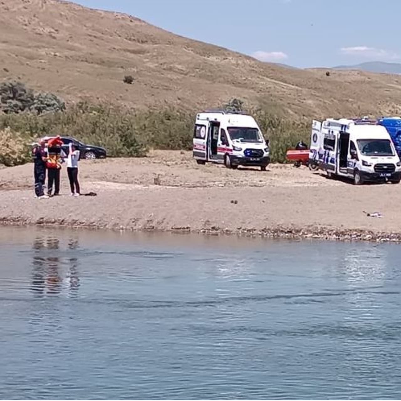 Şiddetli akıntı vardı... 2 çocuk çamaşır yıkıyordu!