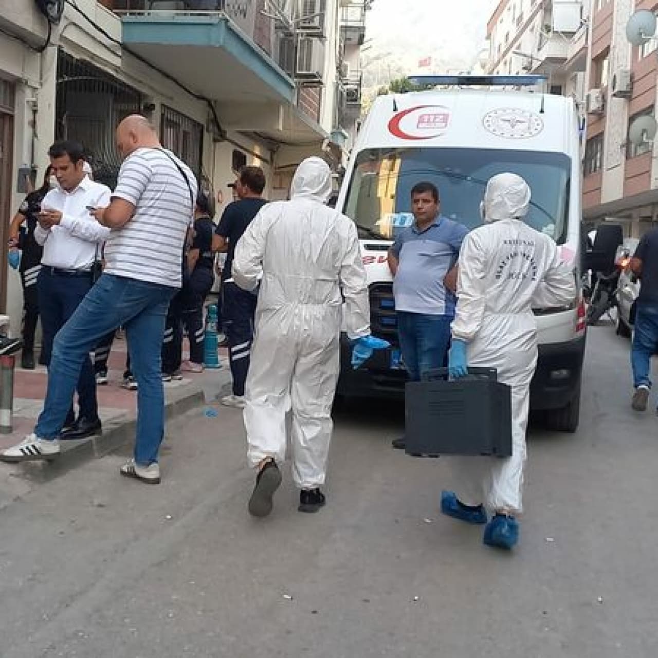 Kardeşinin cesediyle 2 gün yaşadı!