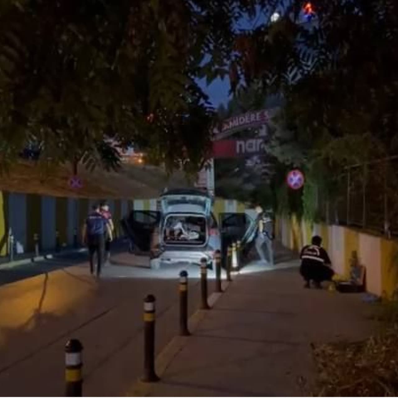 Polis ve şüpheliler arasında arbede