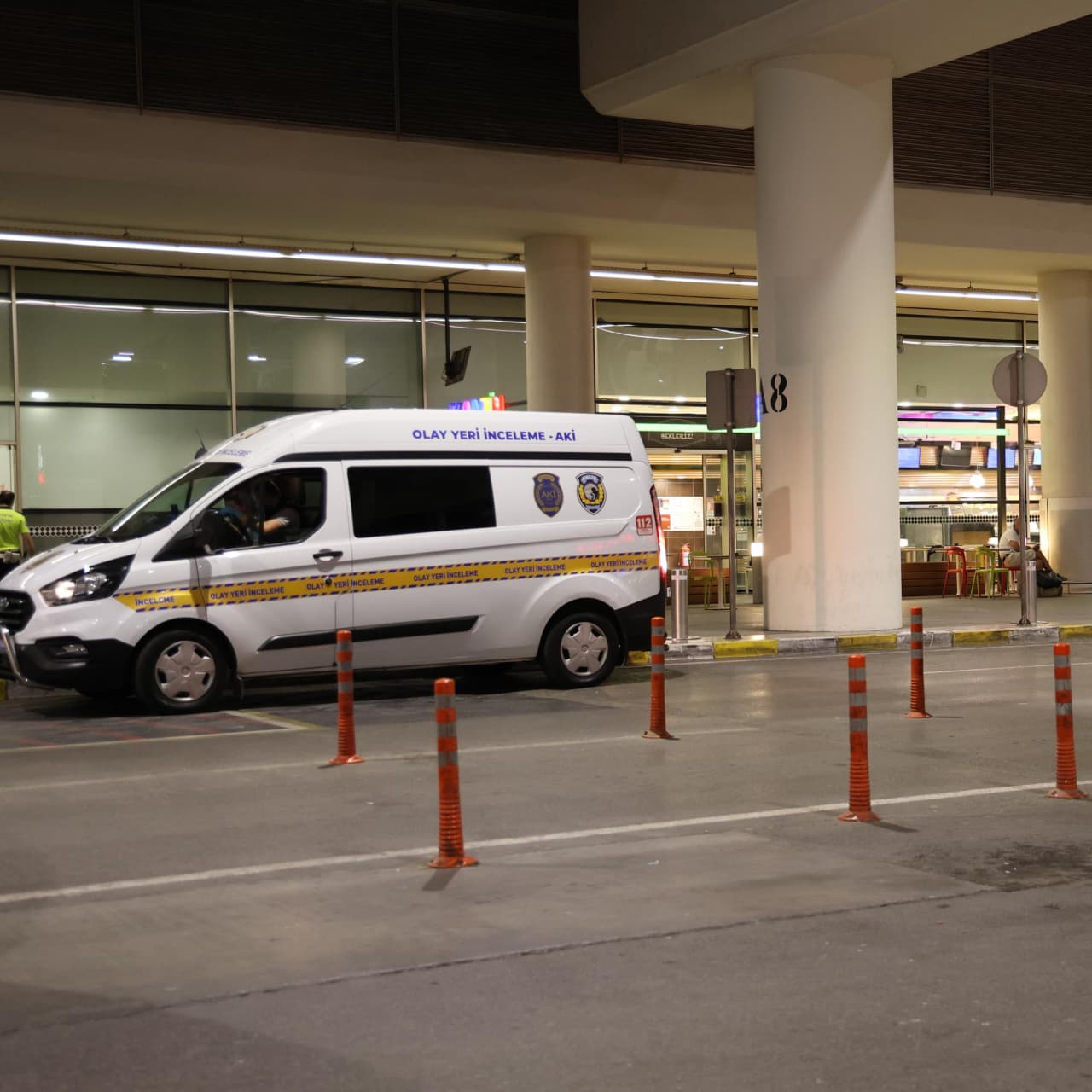 İzmir'de polislere bıçaklı saldırı!