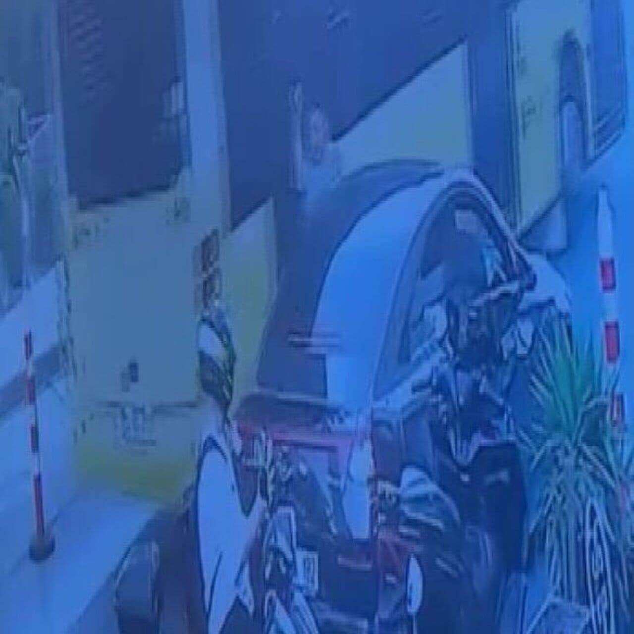 Otobüs ile otomobilin arasında kaldı!