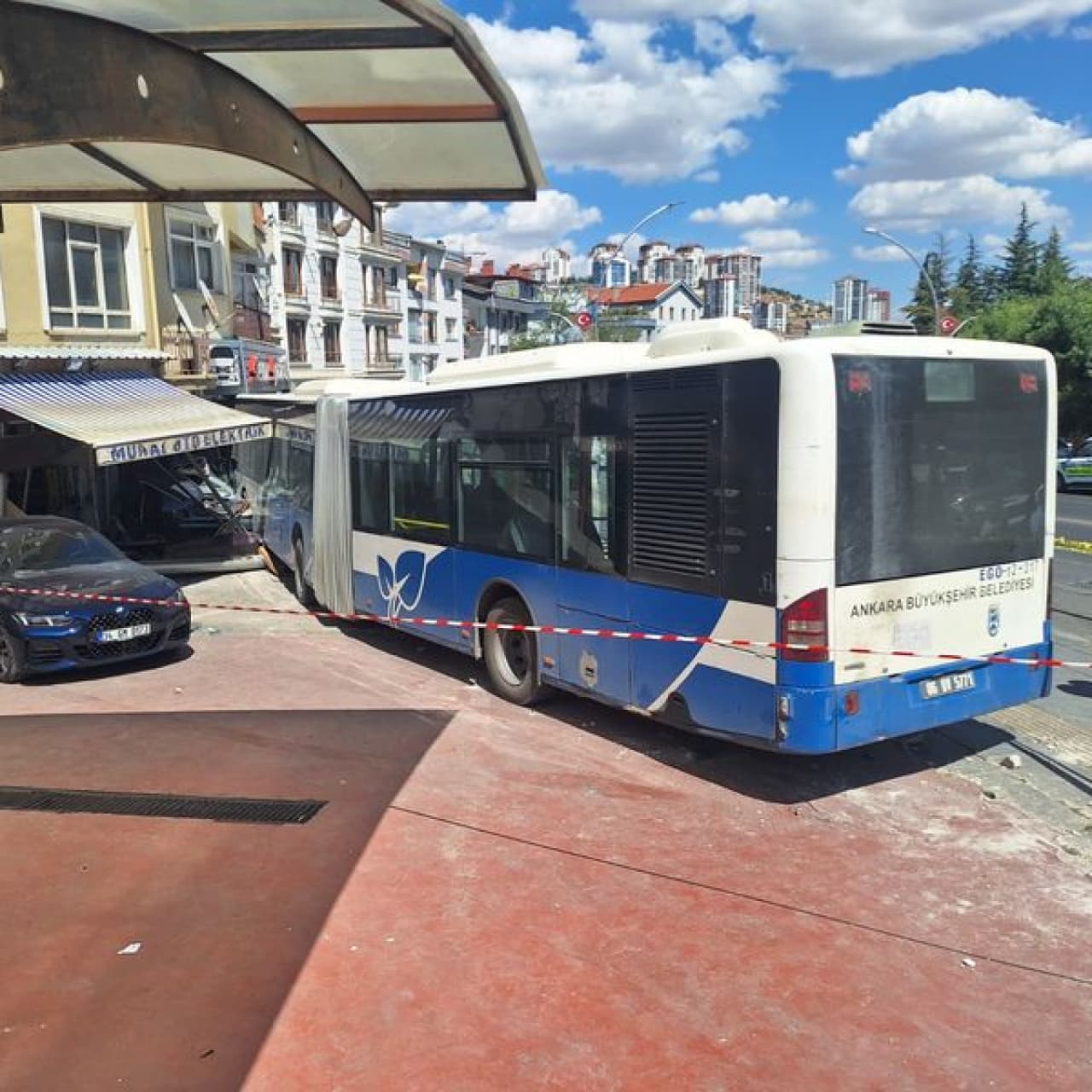 Ankara'da otobüs iş yerine çarptı: 7 yaralı