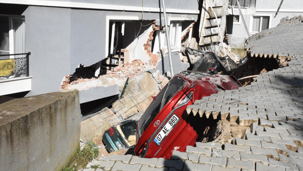 İzmir’de toprak kayması: İstinat duvarı çöktü, 2 bina ve 7 araç zarar gördü! 151 kişi tahliye edildi