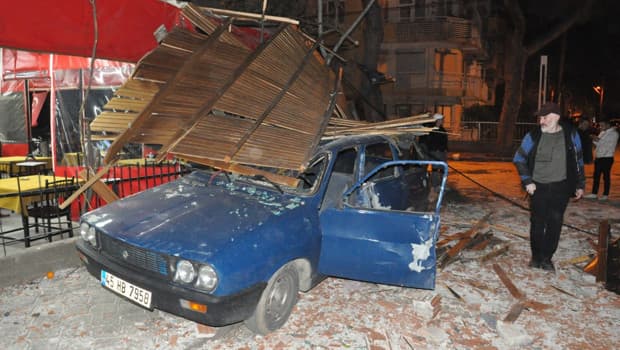 İstanbul'u fırtına vurdu! Binaların çatısı uçtu, denizde dev dalgalar oluştu