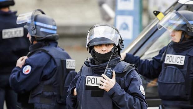Epstein dosyası Fransa'yı karıştırdı: Paris'te baskın