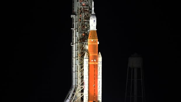 NASA, Ay'a dönüş programını erteledi