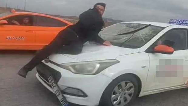 Kaput üzerinde 20 kilometre sürüklenmişti! O anları anlattı: Beni düşürmek için zikzak çizdi