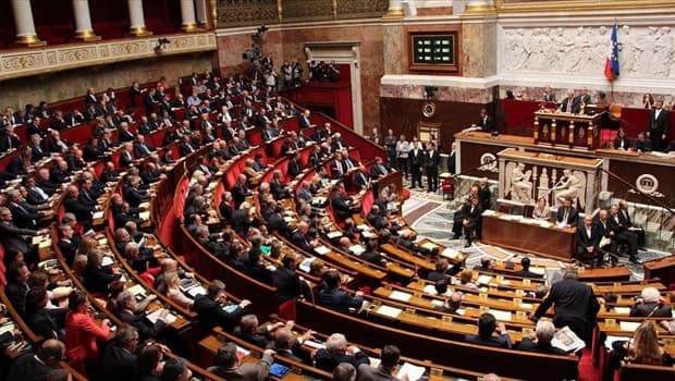 Fransa’da hükümeti düşürmeyi amaçlayan iki gensoru girişimi reddedildi