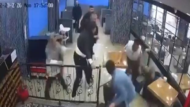 Kafede masa ve sandalyelerle birbirlerine girdiler! Aralarında para toplayıp masrafı ödediler