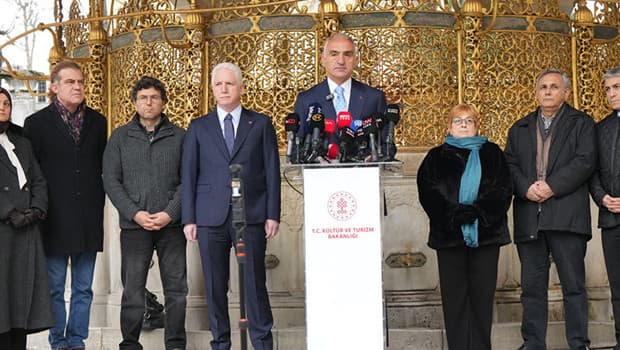 Bakan Ersoy açıkladı: Ayasofya'da süreç devam ediyor, Sultanahmet'te çalışmalar tamamlandı