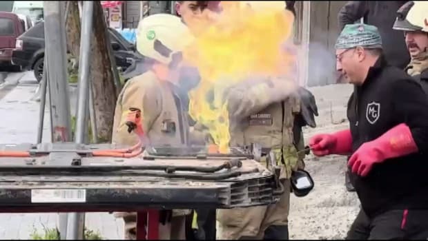 Sarıyer'de elektrikli aracın bataryasının patladığı anlar kamerada