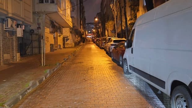 Bahçelievler'de kız arkadaşına giderken sokak ortasında silahlı saldırıya uğradı