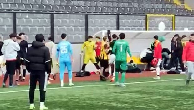 Avcılar’da amatör maç sonrası futbolcuların tekmeli yumruklu kavgası kamerada