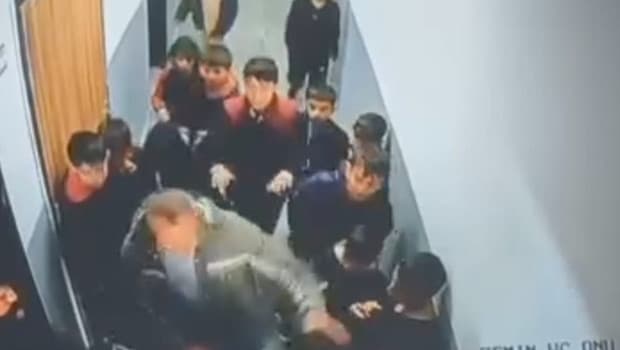 Çocuğuna kar topu atan 8 yaşındaki öğrenciyi darbetti! Arkadaşlarını kurtarmaya çalıştılar