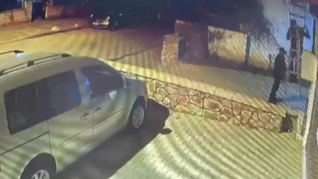Kadıköy'de dehşet! Merdivenle eve girdiler, evdekilerin ellerini ve ayaklarını bağlayıp altınları çaldılar