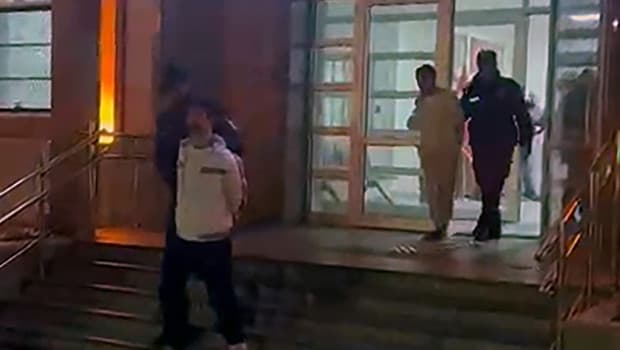 Adana'da firari hükümlü baba ile 2 oğlu, yangın merdiveninde yakalandı