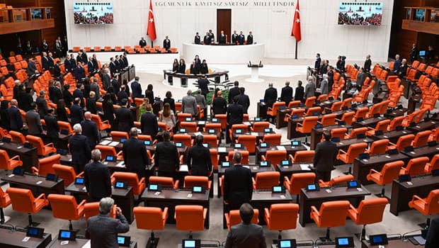 Sosyal medyaya ve doğum iznine yönelik düzenlemeleri de içeren kanun teklifinin komisyon görüşmeleri ertelendi