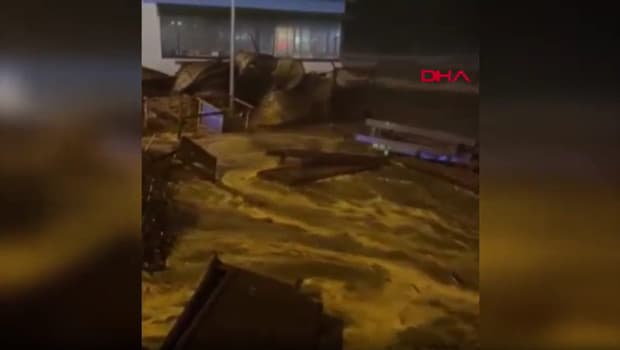 Hatay’da fırtına yaşamı olumsuz etkiledi; dalgalar yola kadar geldi