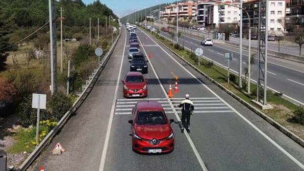 Muğla'ya tatilci akını: 2 kilometrelik araç kuyruğu oluştu