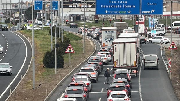 Tatilciler yola çıktı, trafik yoğunluğu başladı | Muğla'ya akın ettiler: Bodrum'a son 24 saatte 25 bin araç giriş yaptı