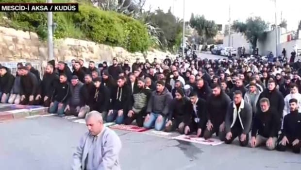59 yıl sonra bir ilk! Mescid-i Aksa'da ibadet yasağı! Bayram namazı kılanlara müdahale